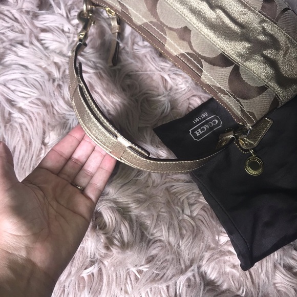 Coach authentic purse. Only worn a couple of times - Picture 5 of 8
